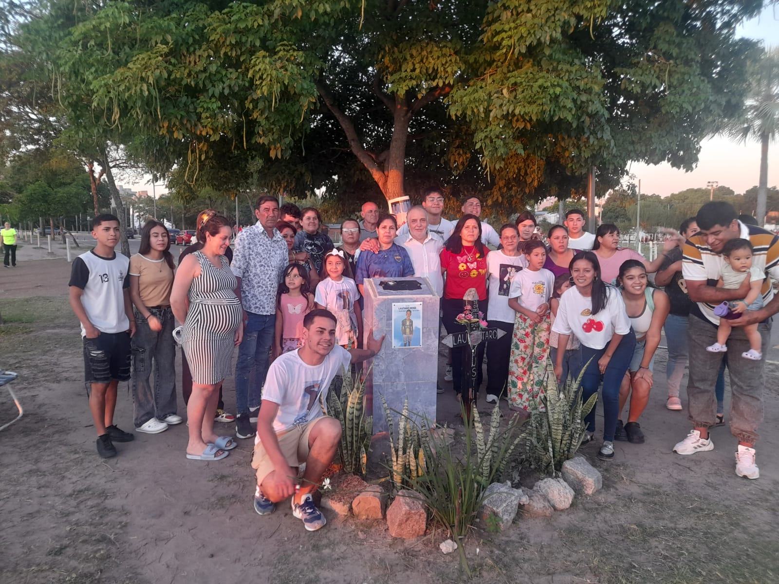 Familiares de Lautaro Rose colocaron placa en memoria del joven al cumplirse tres a&ntilde;os de su fallecimiento 