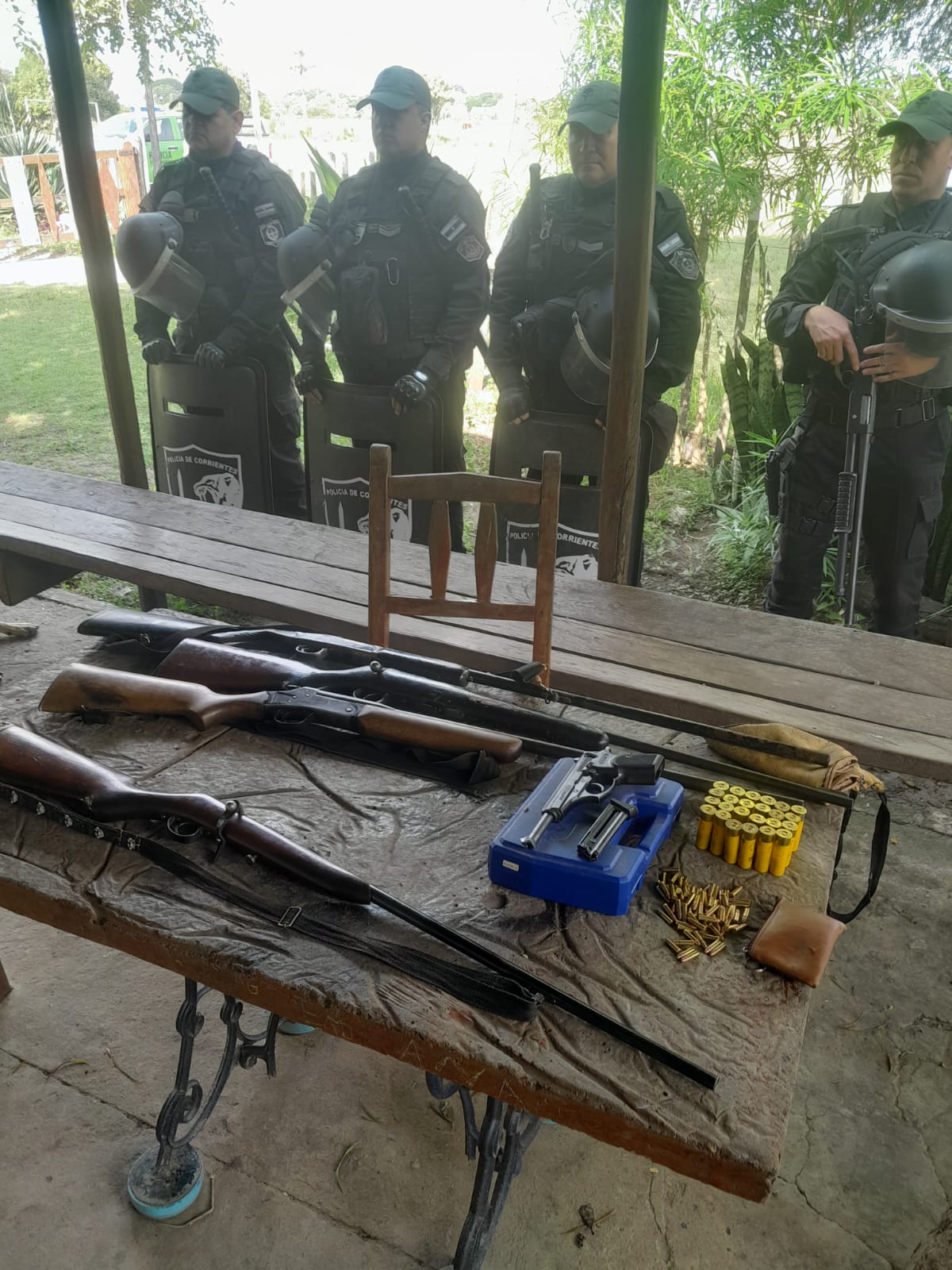 LOMAS DE VALLEJOS: Tras allanamientos realizados la Polic&iacute;a secuestr&oacute; armas de fuego que tendr&iacute;an relaci&oacute;n con una causa que se investiga