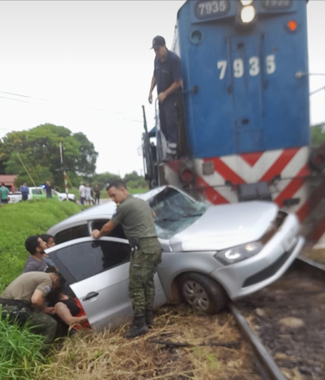 Santo Tom&eacute;: Un tren atropello a un auto , hay una persona herida 