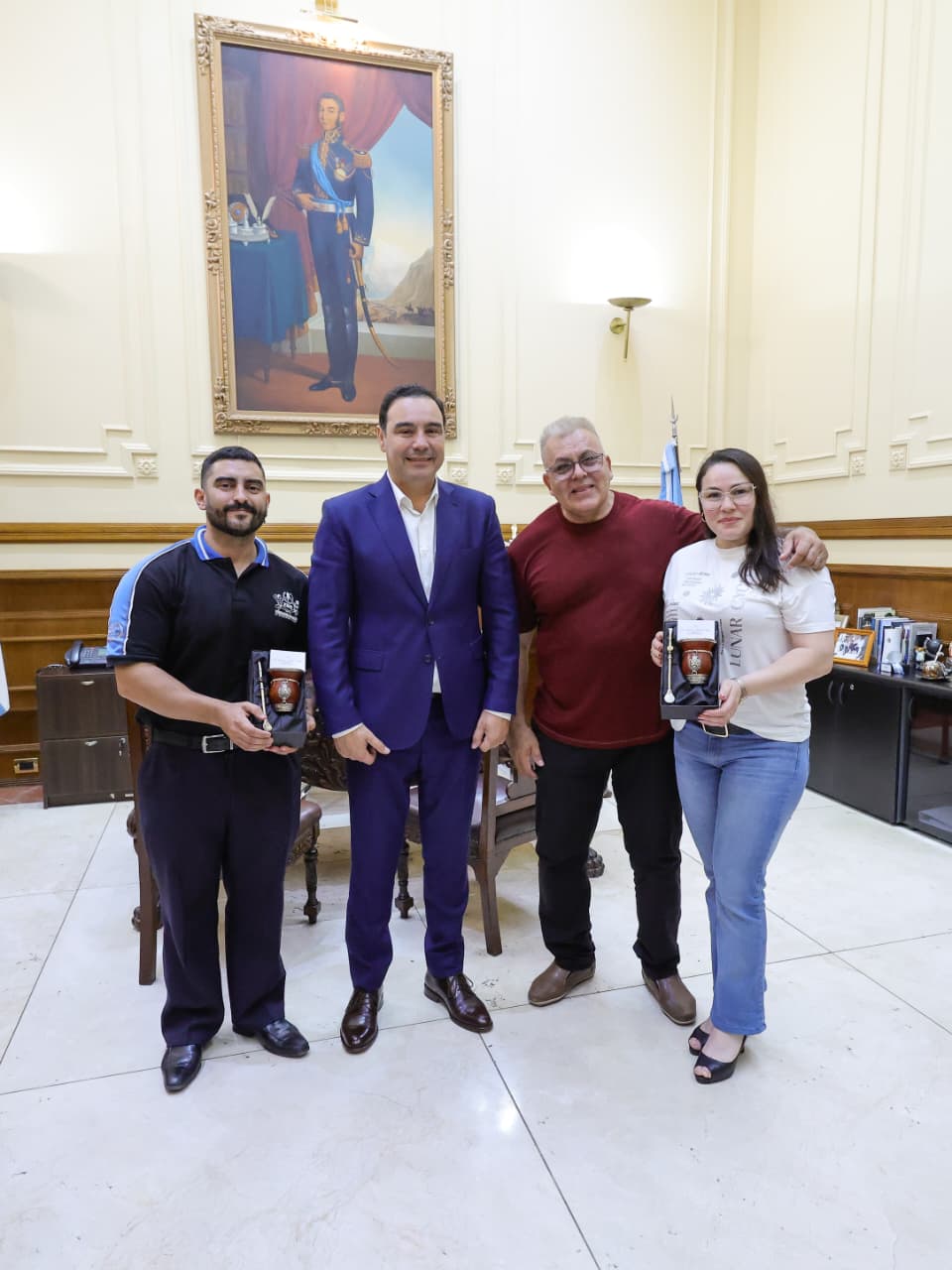 Vald&eacute;s recibi&oacute; a representantes nacionales de fisicoculturismo