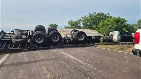 ESQUINA: Cami&oacute;n perdi&oacute; el control y volc&oacute; en la ruta , vecinos robaron la carga 