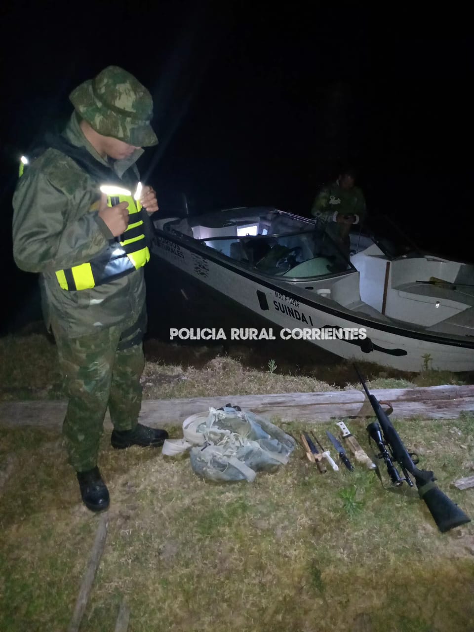 GOYA: La Polic&iacute;a realiz&oacute; un operativo fluvial en diferentes sectores costeros del Rio Paran&aacute; y secuestr&oacute; un arma de fuego, entre otras cosas