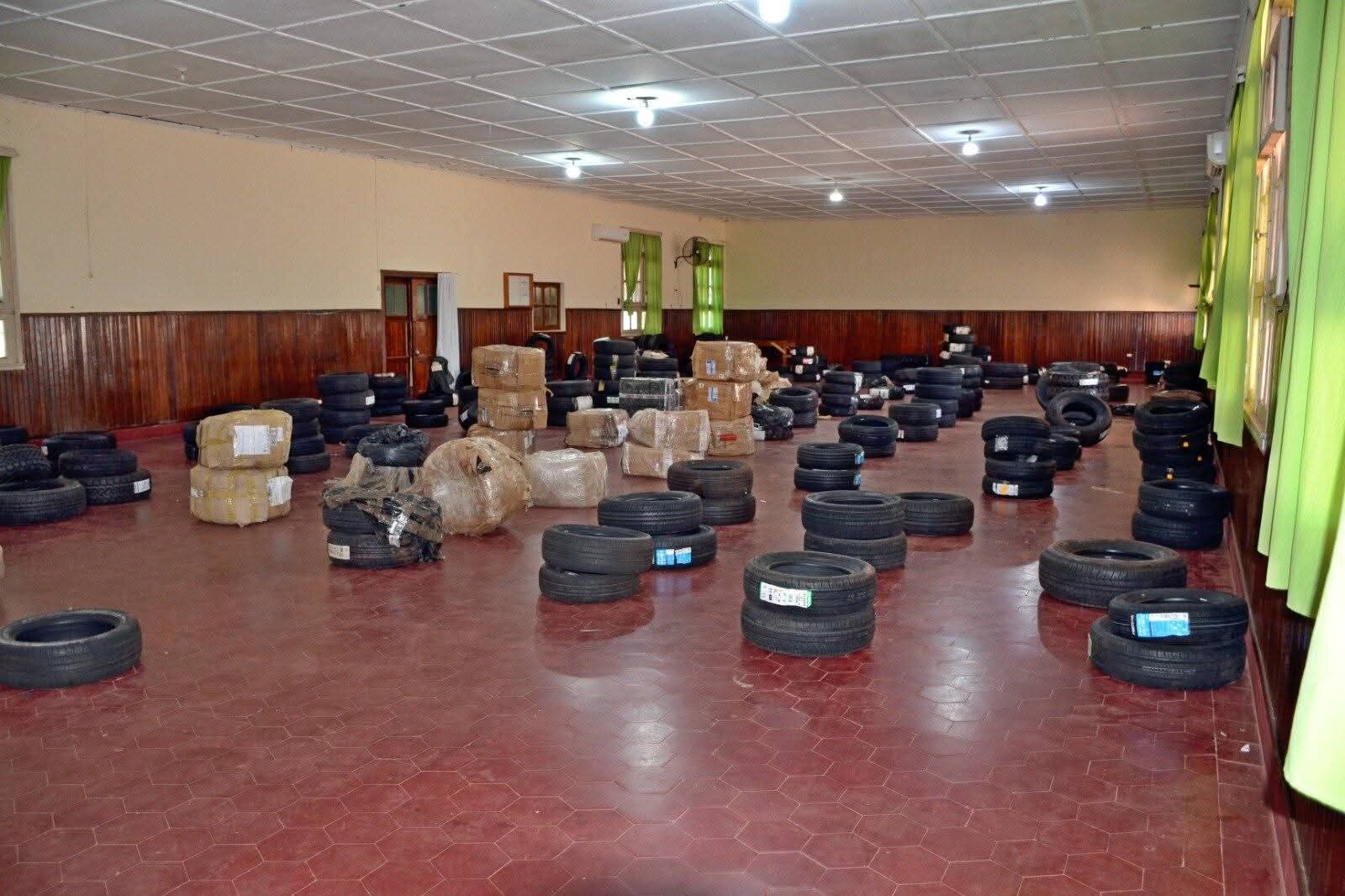 SANTO TOM&Eacute;: Gendarmer&iacute;a apertur&oacute; encomiendas que conten&iacute;an 273 neum&aacute;ticos