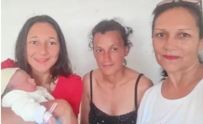Esquina: Mujer di&oacute; a luz en plena calle con ayuda de vecinos 