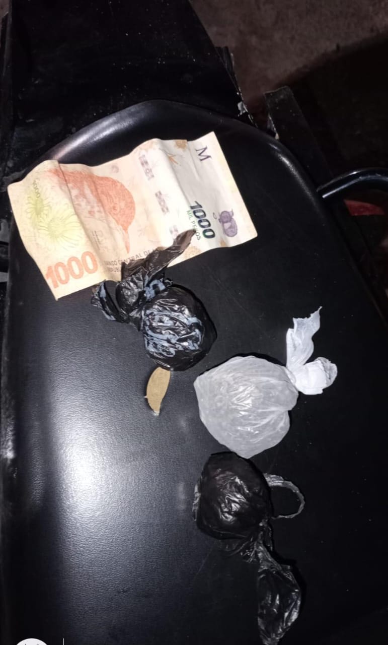 La Polic&iacute;a demor&oacute; a un hombre y secuestro envoltorios con marihuana