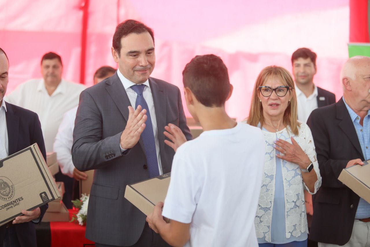 Vald&eacute;s entreg&oacute; notebooks a m&aacute;s de 800 alumnos del departamento de Goya