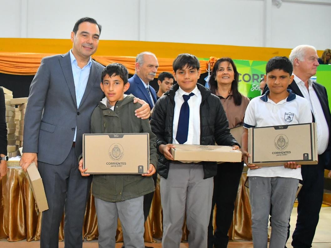 Vald&eacute;s entreg&oacute; 749 Notebooks y garantiz&oacute; el compromiso de apostar a la educaci&oacute;n p&uacute;blica