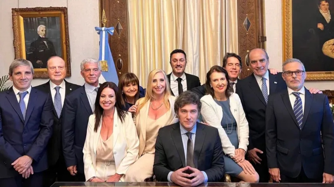 Javier Milei les tom&oacute; juramento a sus ministros