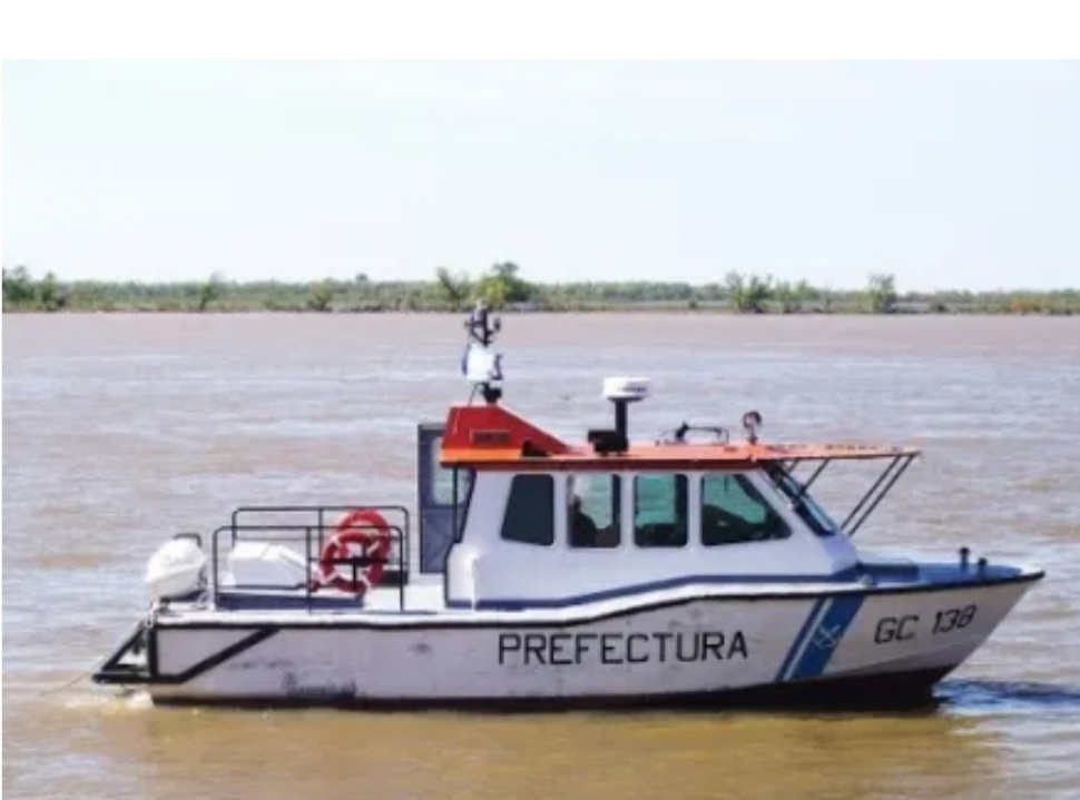 Ins&oacute;lito: Un barco choco a una canoa y uno de sus ocupantes cay&oacute; al agua y desapareci&oacute; 
