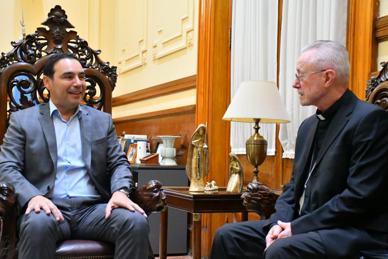 Vald&eacute;s y Monse&ntilde;or Stanovnik abogaron por la paz y la concordia