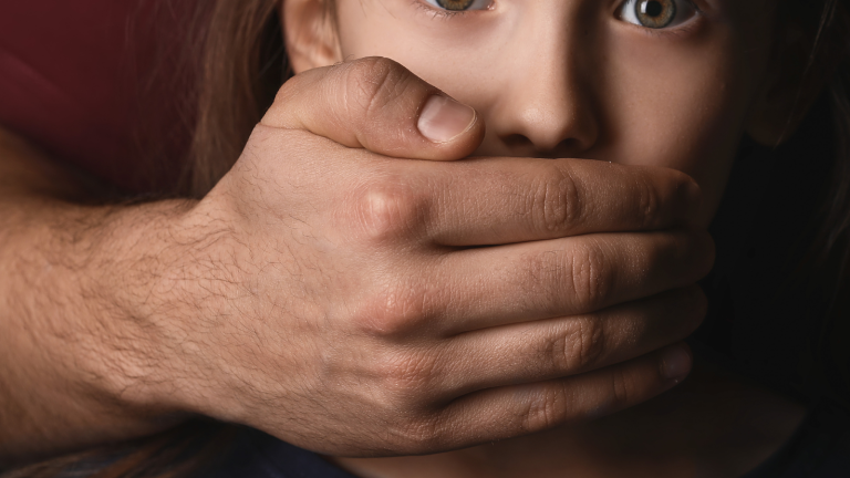 Condenan a 20 a&ntilde;os de prisi&oacute;n a un padre que abus&oacute; de sus tres hijas y ordenan su inmediata detenci&oacute;n