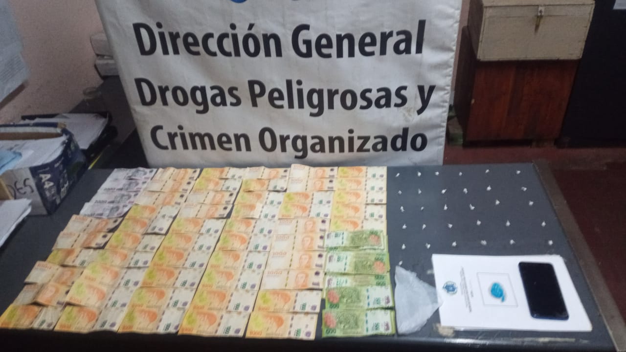 La polic&iacute;a detuvo a un joven con dinero en efectivo y coca&iacute;na 