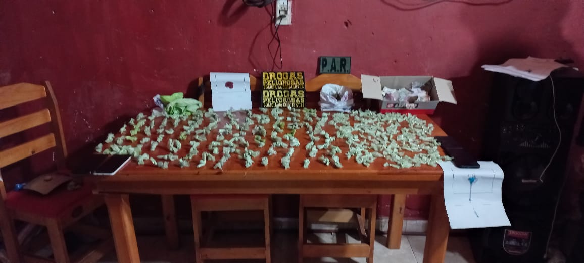 La Polic&iacute;a desarticulo un &ldquo;kiosco&rdquo; de estupefacientes, secuestr&oacute; dosis de coca&iacute;na, marihuana, dinero en efectivo, tel&eacute;fonos celulares hay dos hombres y dos mujeres detenidas