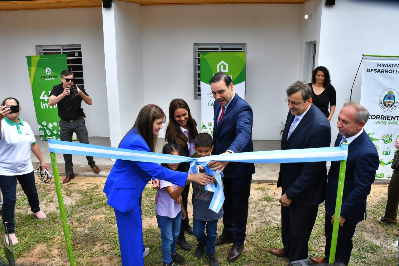 El Gobernador entreg&oacute; viviendas a 13 familias de Santa Ana y suscribi&oacute; ejecuci&oacute;n de 10 hogares m&aacute;s