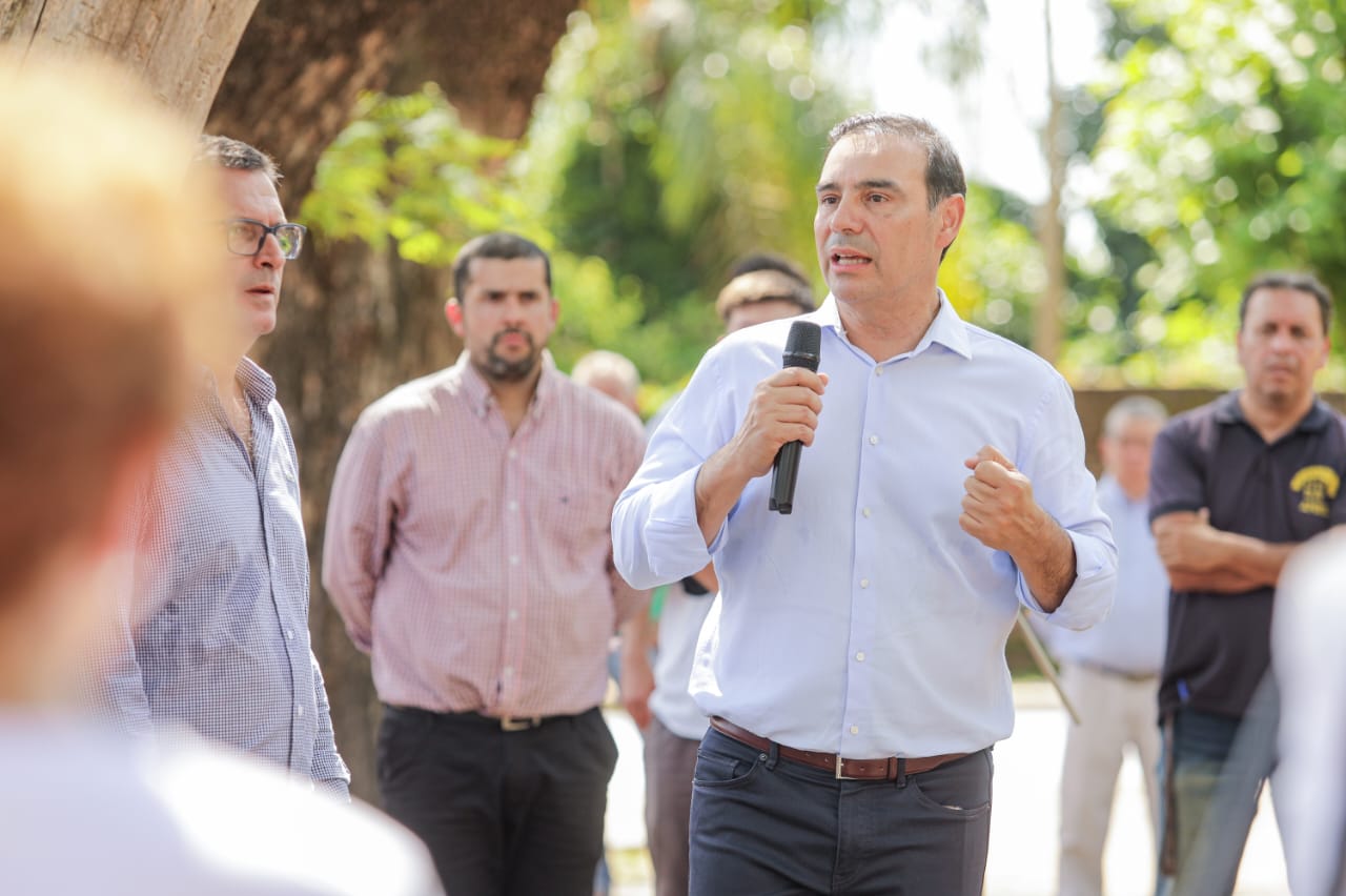En Alvear: Vald&eacute;s hizo entrega de importantes maquinarias para contar con m&aacute;s asfalto en ese municipio