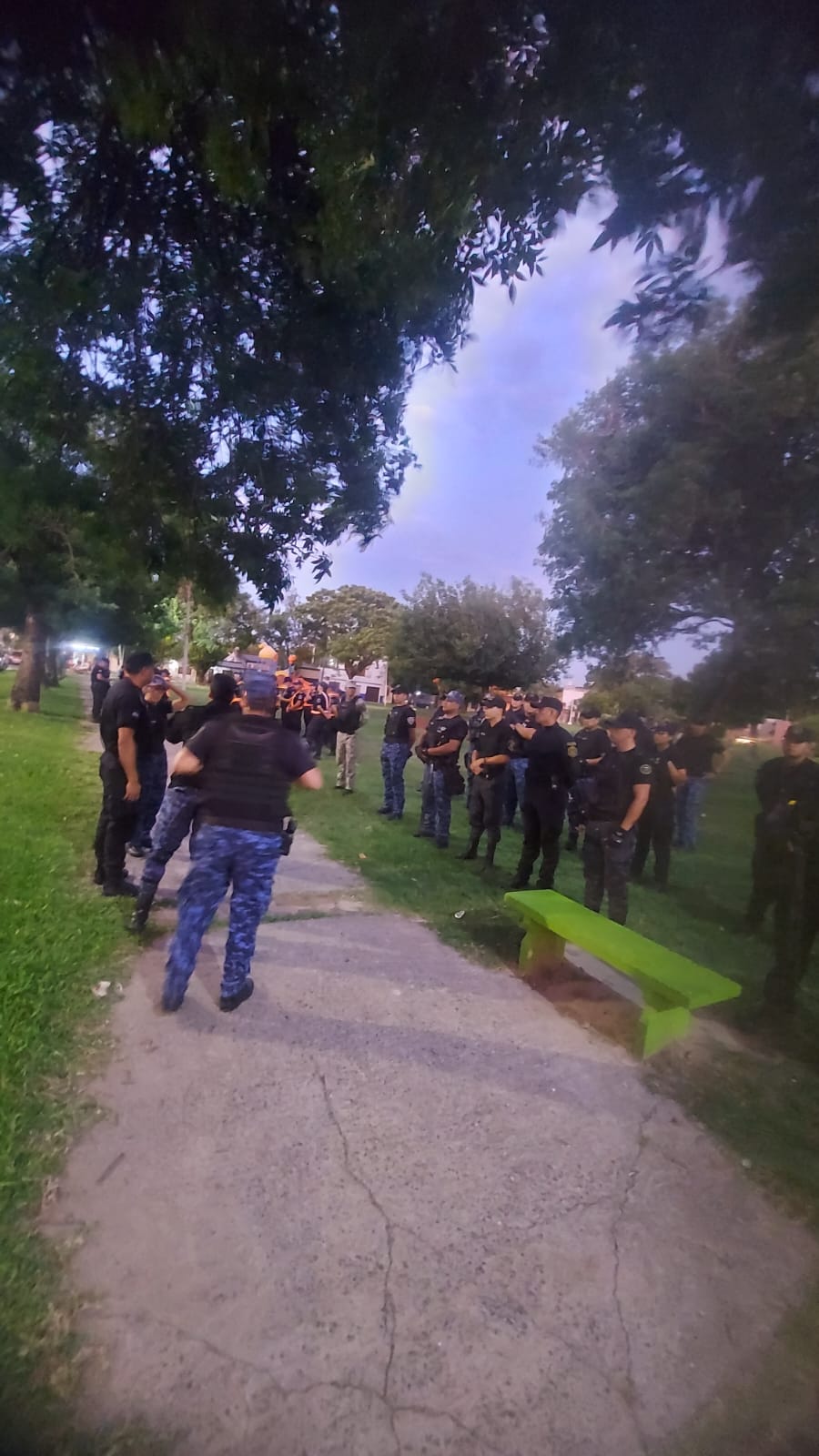 Operativos policiales nocturnos: Demoraron a 7 personas y recuperaron una motocicleta 