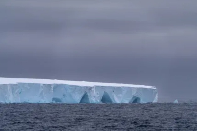 El iceberg m&aacute;s grande del mundo est&aacute; a la deriva en el oc&eacute;ano 