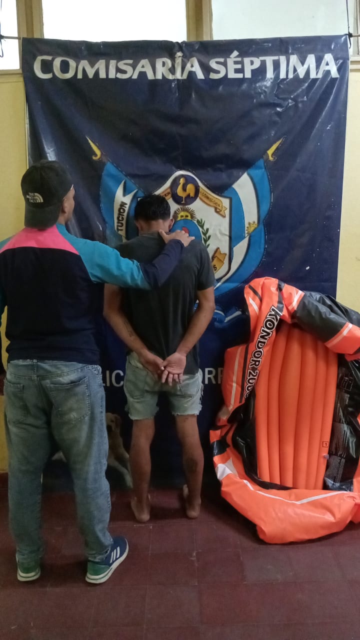La Polic&iacute;a recupero un gomon inflable y demoro a un joven