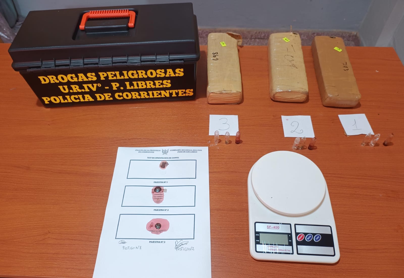 PASO DE LOS LIBRES: Tras un rápido y eficaz accionar, la Policía demoró a cinco personas y secuestró tres “panes” de marihuana