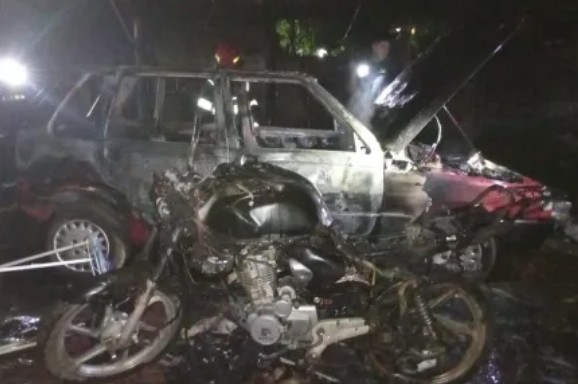 Incendio en el garage de una vivienda quemo un auto y una motocicleta 