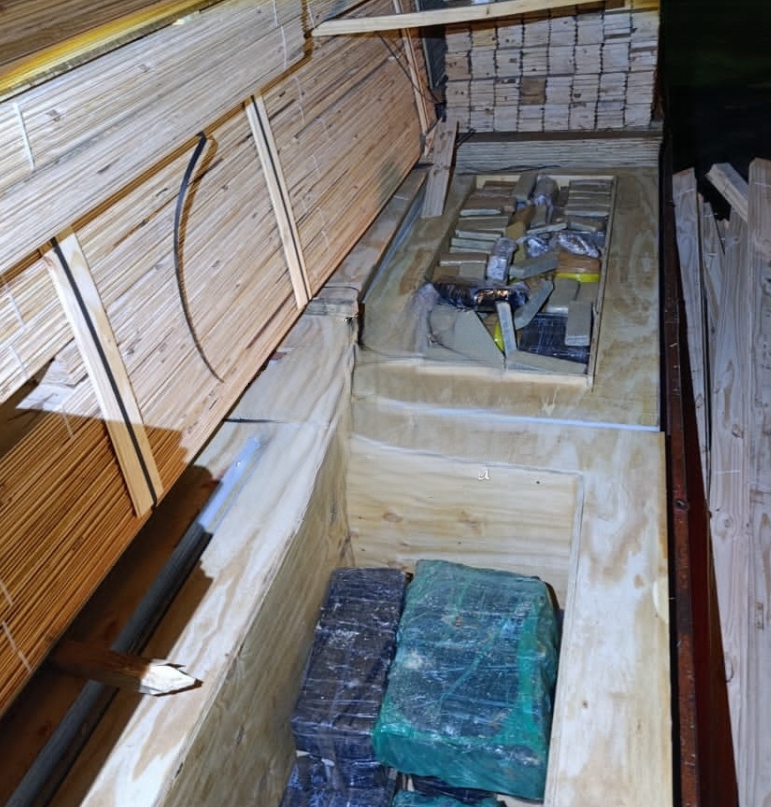 Paso De Los Libres: Gendarmería incautó tres toneladas de droga escondido en un cargamento de maderas 