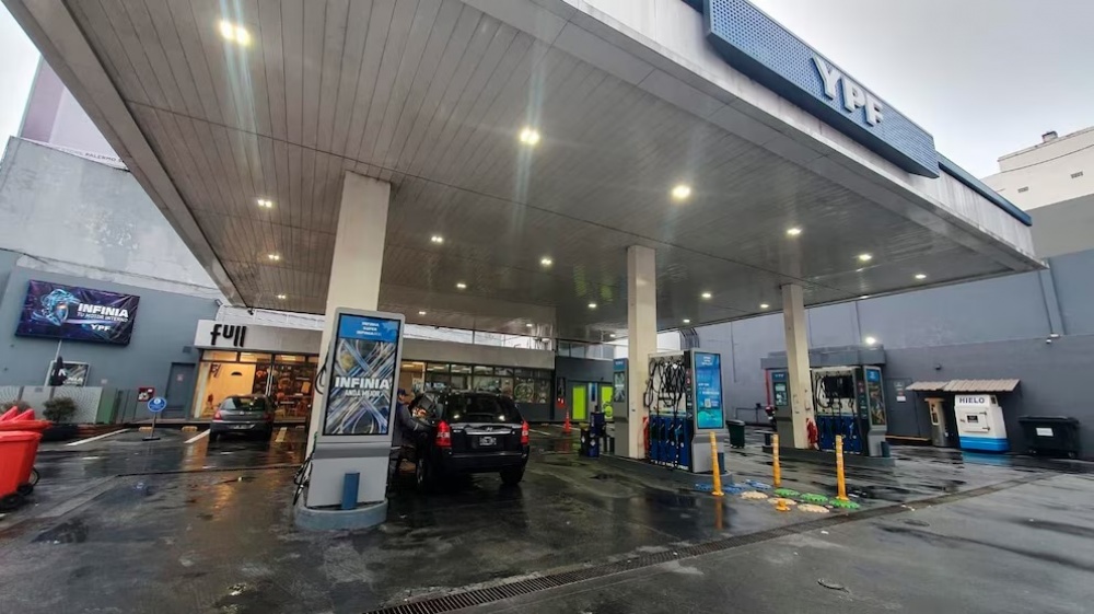 YPF anuncio una reducción del 2% en el precio del combustible está semana 