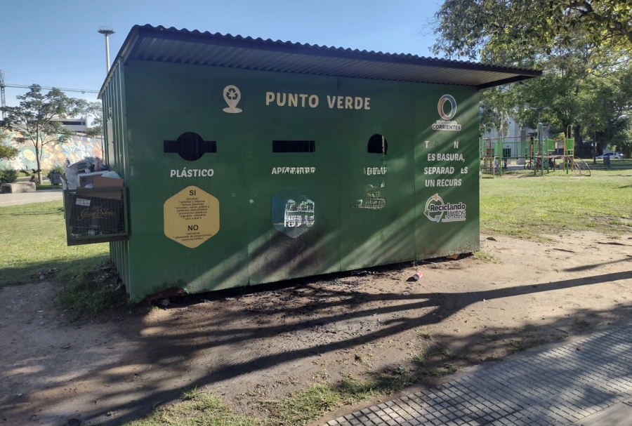 Indigentes prendieron fuego una casilla de punto verde en una plaza 