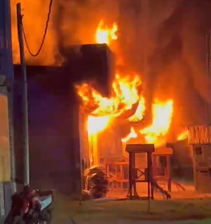 Feroz incendio destruyó en total una maderera 