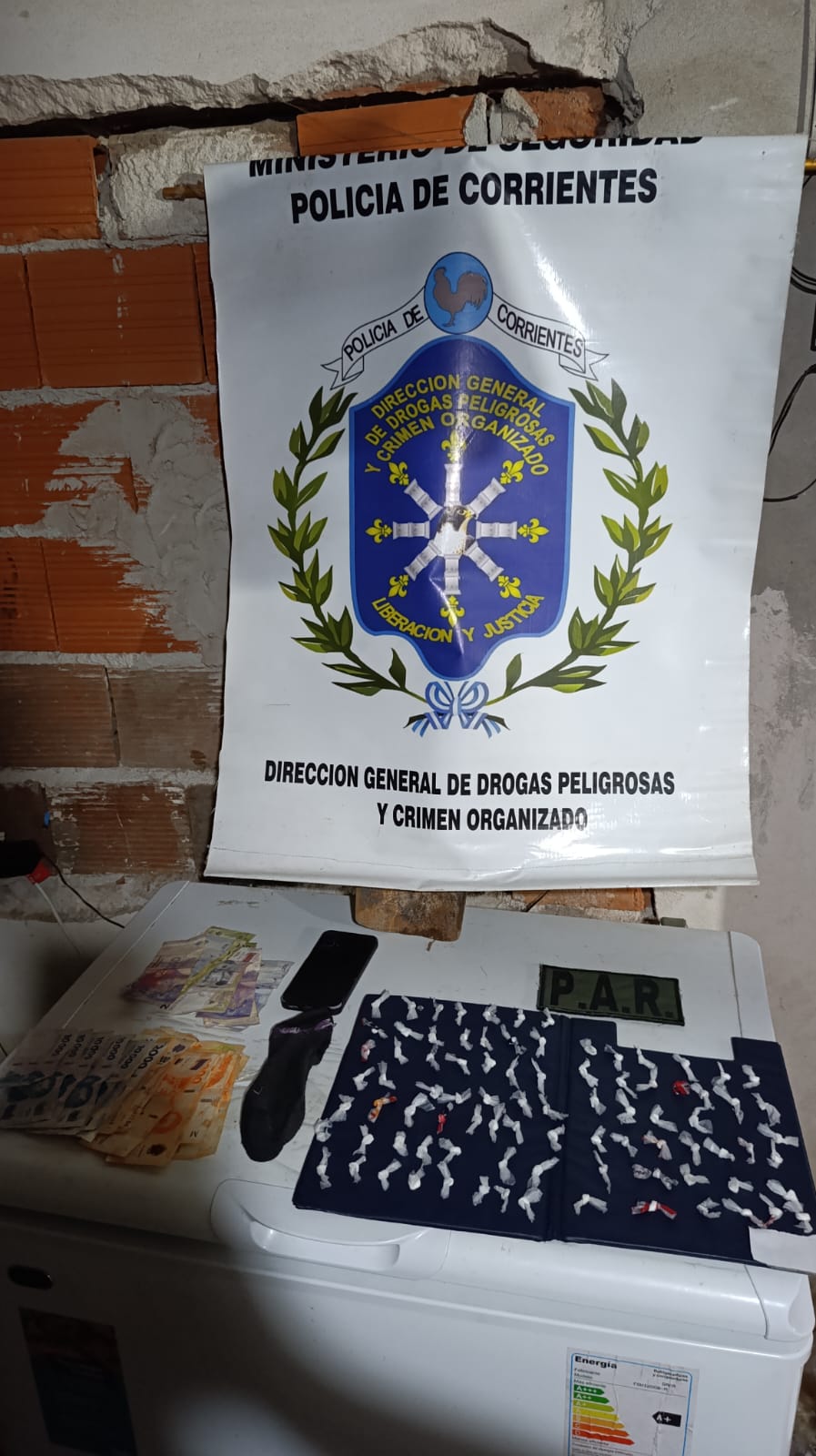 BARRIO COLOMBIA GRANADEROS: La policía secuestro cocaína, celulares, dinero en efectivo y detuvo a un hombre 
