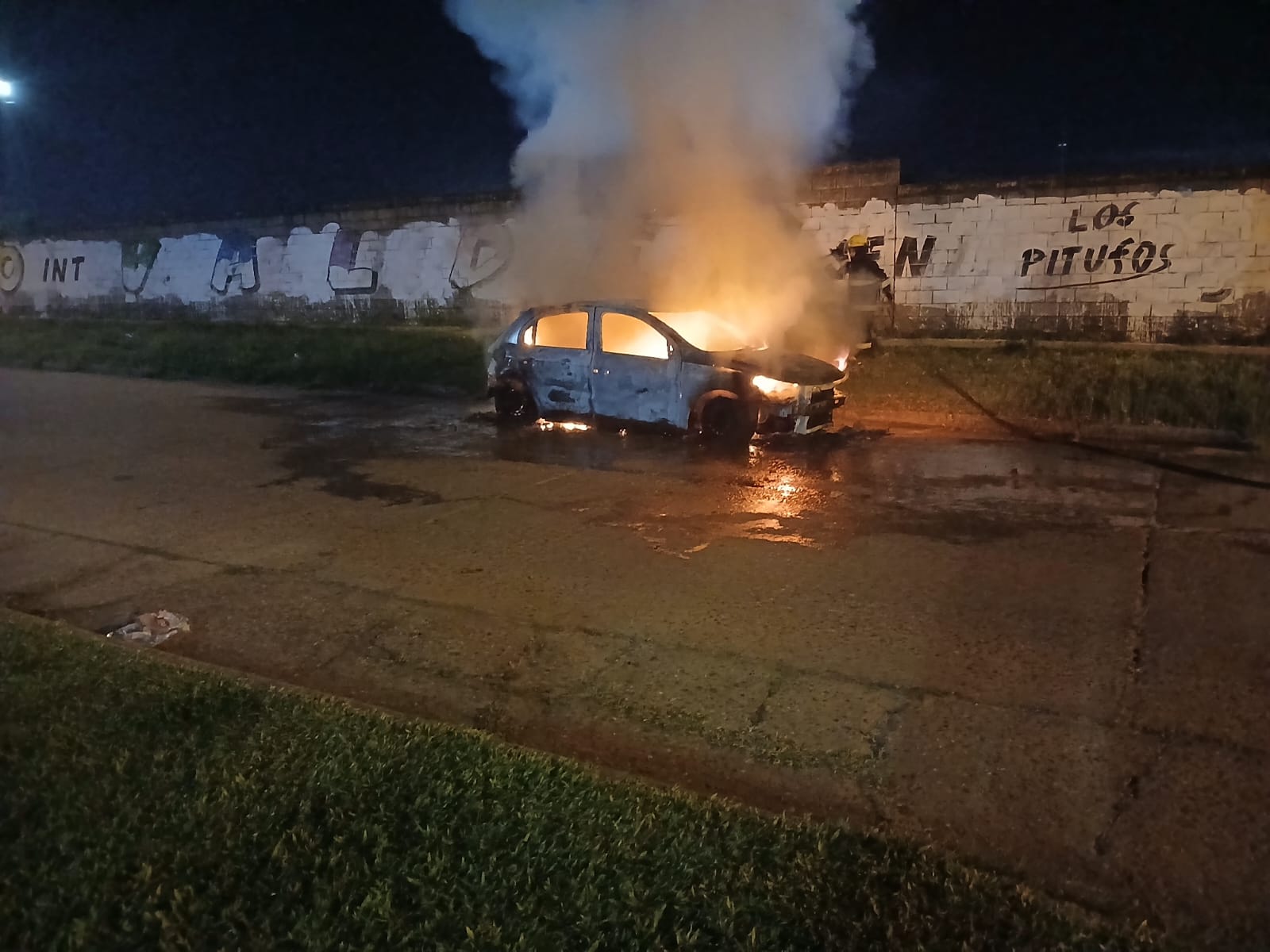 Paso De Los Libres: Un efectivo policial rescat&oacute; a dos personas de  un incendio de un autom&oacute;vil 
