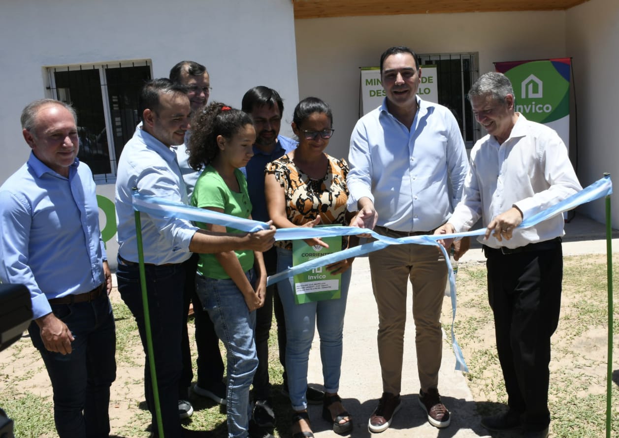 En Paso de la Patria, Valdés entregó 10 viviendas e inauguró una nueva Comisaría